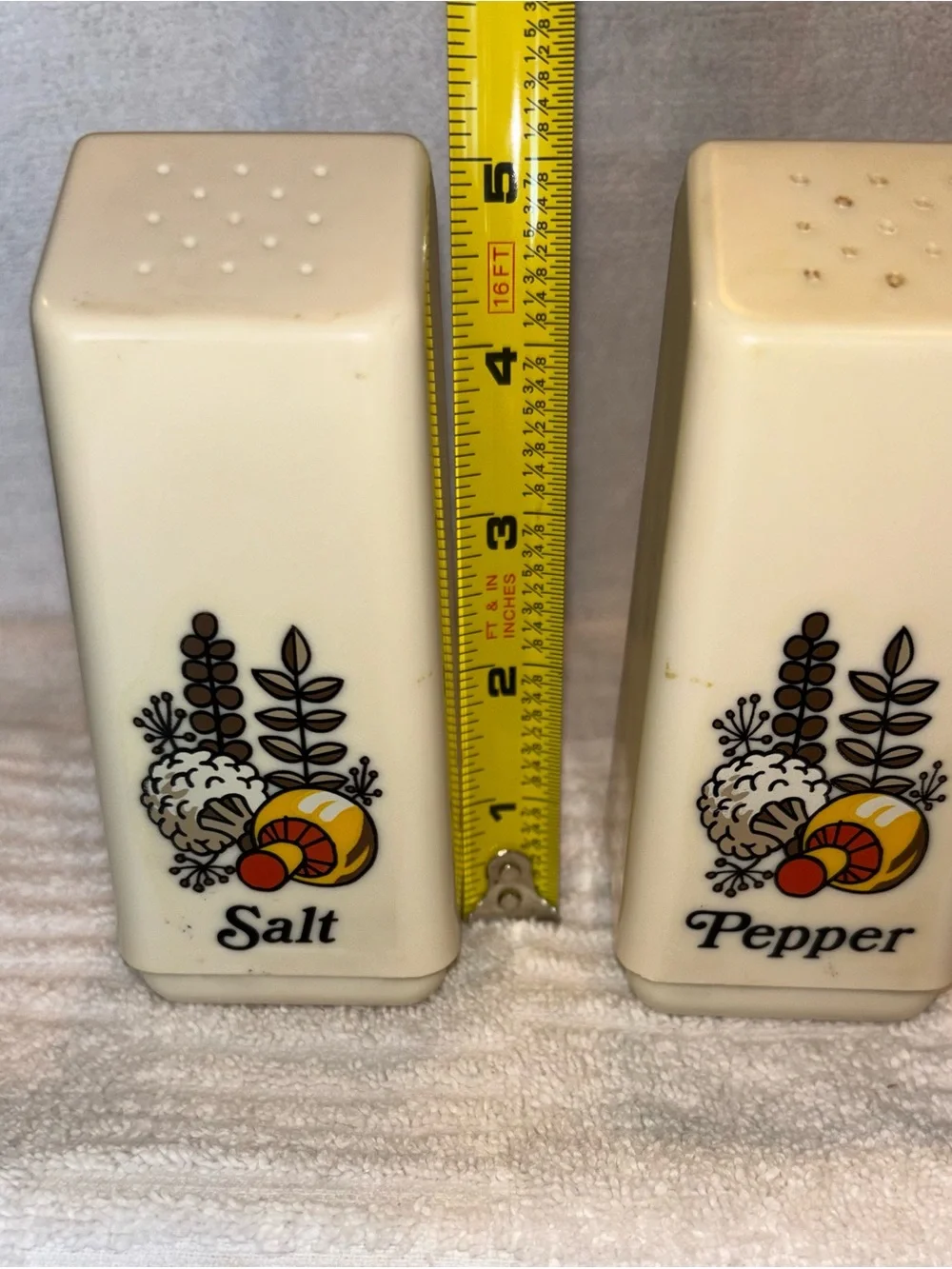 Vintage Rubbermaid Salt & Pepper Shakers Retro 1970s
